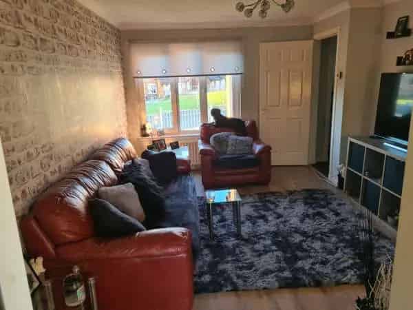 Semi Detached House Near Parks and Amenities