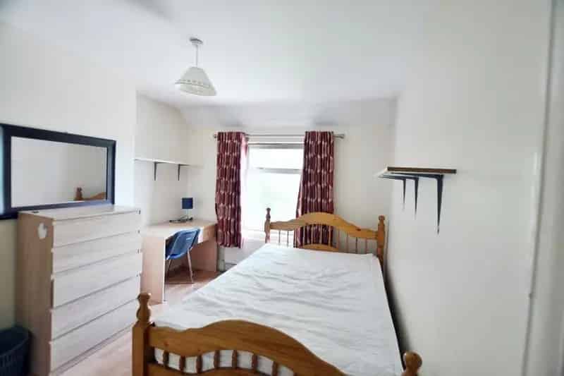 4 Bedroom Semi-detached House Near Brunel University