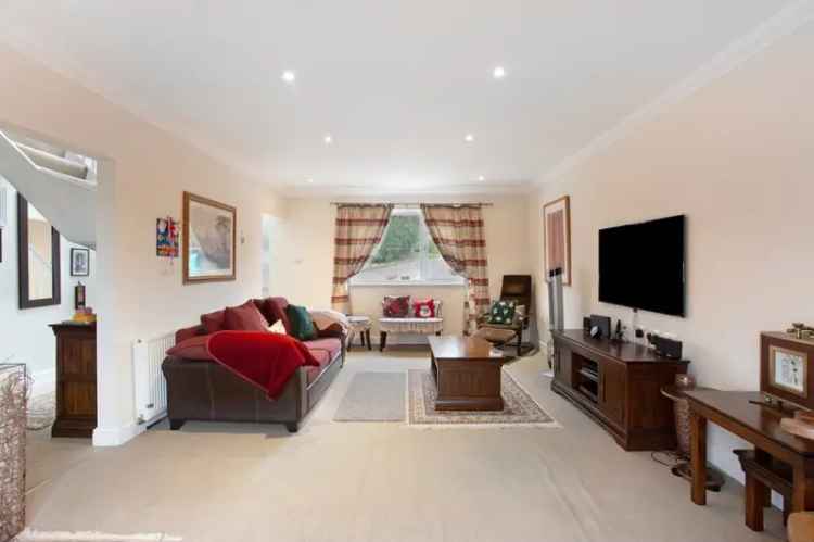 3 Bedroom Detached House to Rent