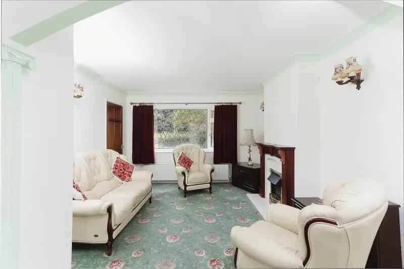 3 Bed Detached House Mancetter Corner Plot Garage Parking No Chain