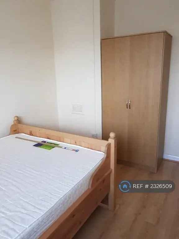 2 Bedroom Maisonette Ground Floor - Separate Living Room and Kitchen