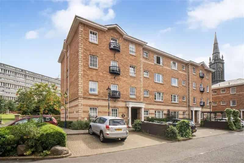 2 Bed Flat in Leith - Modern Apartment with Balcony and Parking