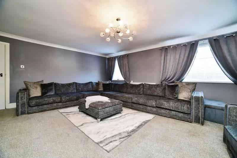 Spacious 3-Bedroom Bungalow with 2 Garages and Garden in Hull