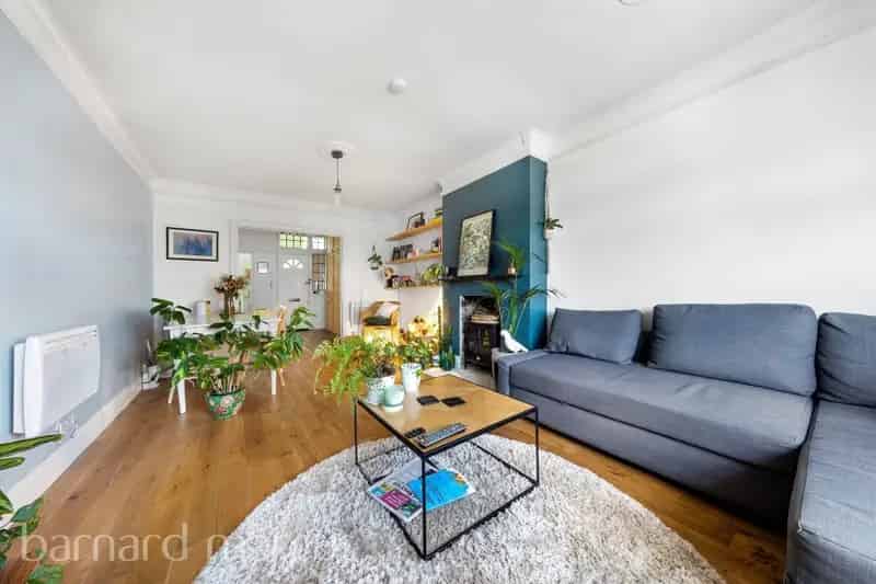 Two Bedroom Flat Croydon Near Shops and Transport