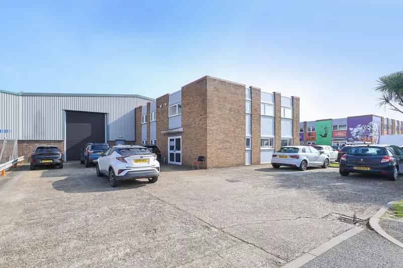 Modern Industrial Warehouse To Let - 40,997 sq ft