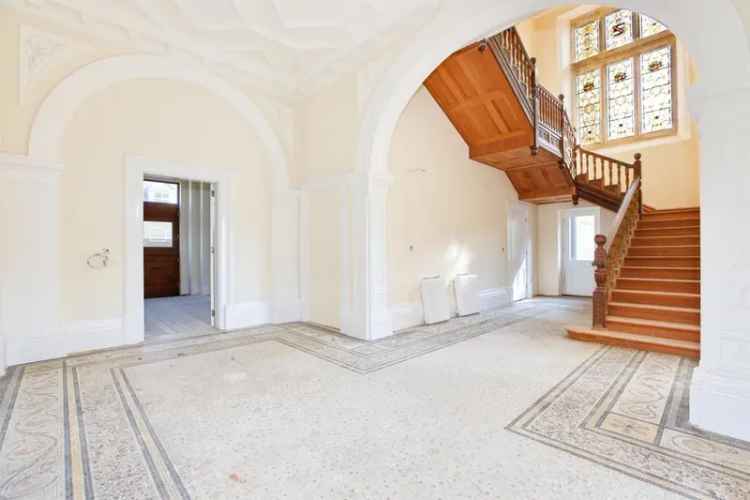 4 Bedroom Manor House with 3 Apartments in Desirable Rural Location