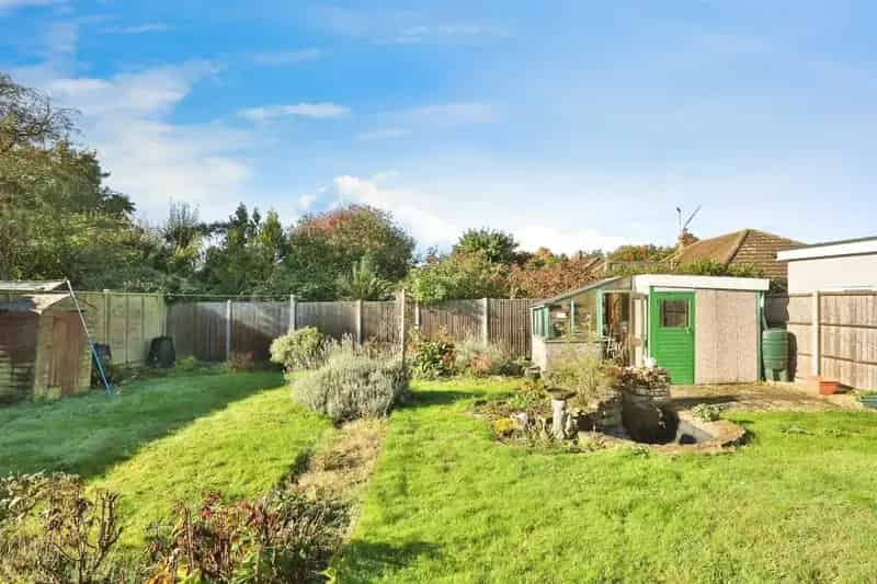 34 Bedroom Detached Bungalow Near Supermarkets