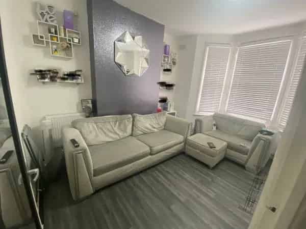 Bright 2-Bed Flat near Queens Park with Private Garden