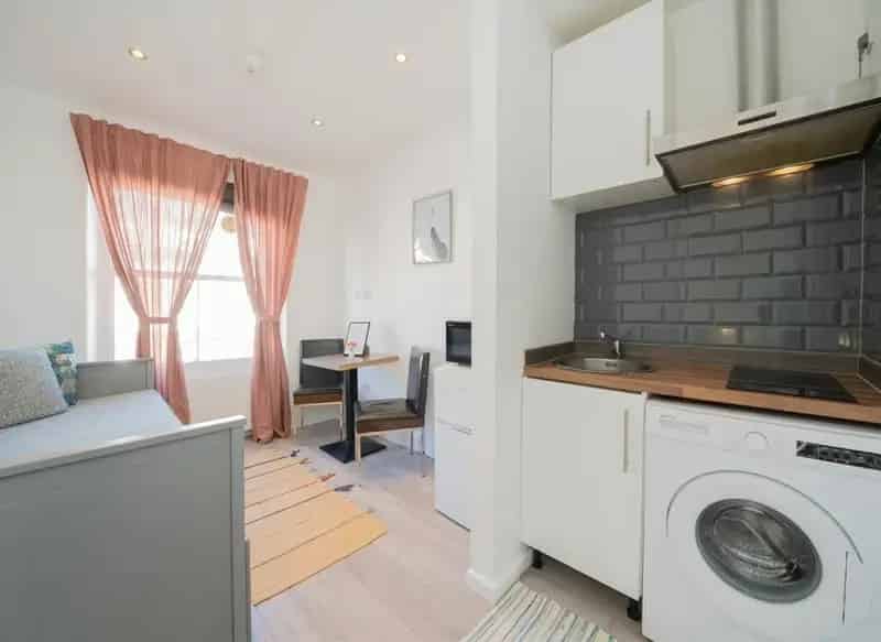 One Bedroom Flat Near Earls Court Tube