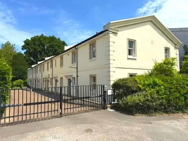 2 Bedroom Flat for Sale near Tunbridge Wells Station