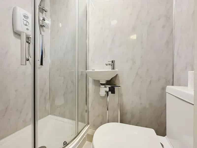 Modern 1-Bedroom Studio Flat All Bills Included Ample Parking