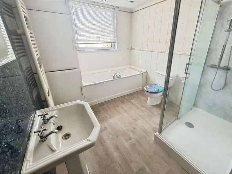 2 Bed House For Sale Near Shops And Schools