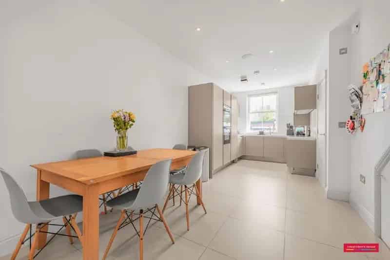 Beautiful 4 5 Bedroom Townhouse Near Amenities