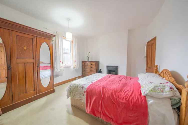 House For Sale in Leeds, England