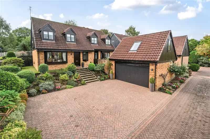 House For Sale , 14, New Farmers Hill, Leeds, England