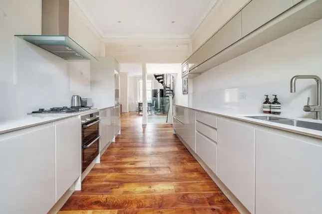 3 Bed Flat to Rent in Linden Gardens London W2