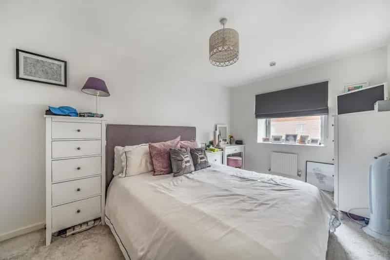 Spacious One Double Bedroom Flat with Balcony and Far Reaching Views