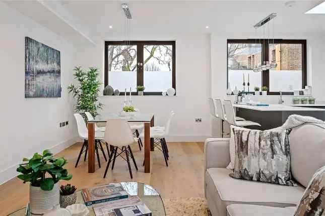 4 Bedroom Terraced House for Sale in Islington N7