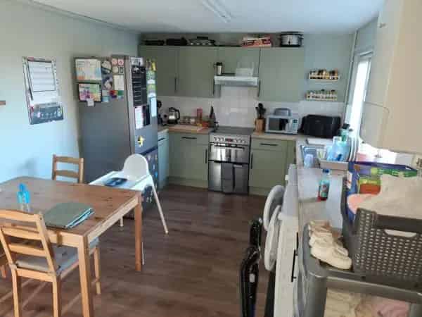 2 Big Bedrooms Family Home with Large Kitchen and 2 Gardens