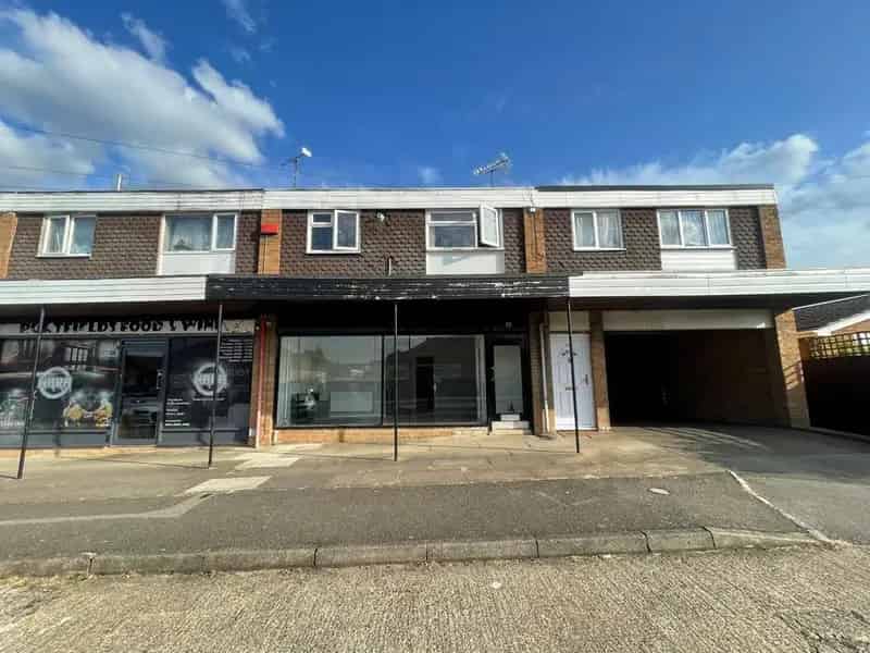 Retail Unit with 2-Bedroom Flat - Newport Pagnell