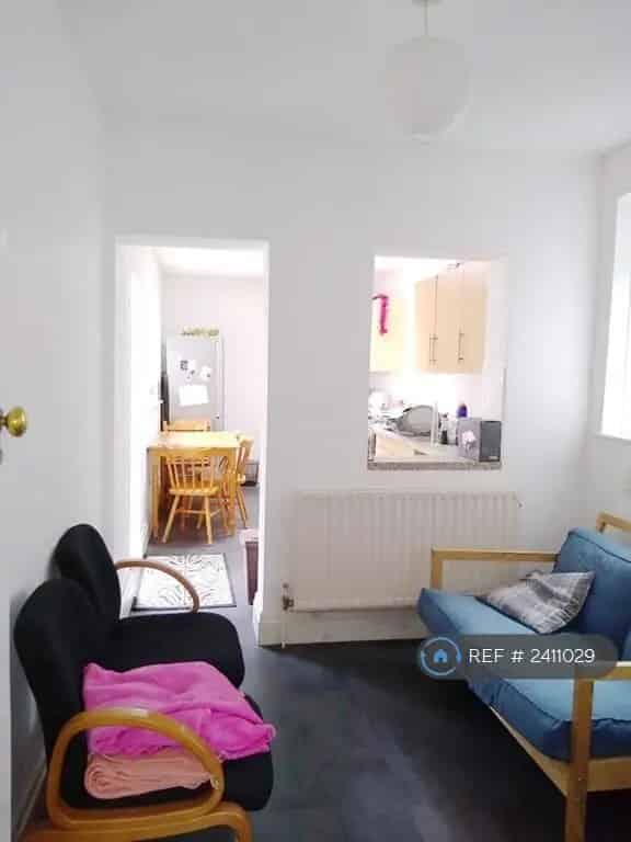 5 Bedroom Semi Detached House Near Bristol University