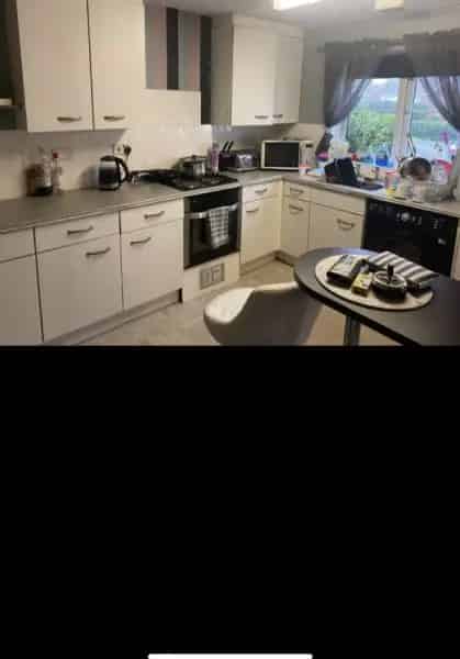 Large 3 Bedroom House with Driveway and Garden