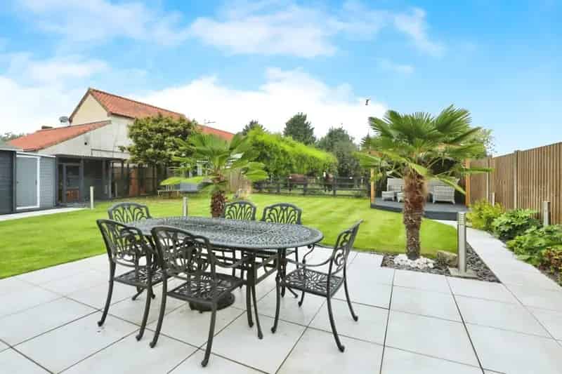 Detached Home with Hot Tub and Landscaped Gardens