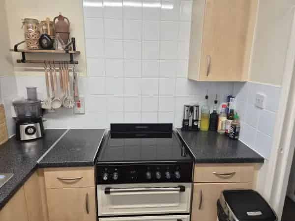 Studio Flat Near Shops and Transport
