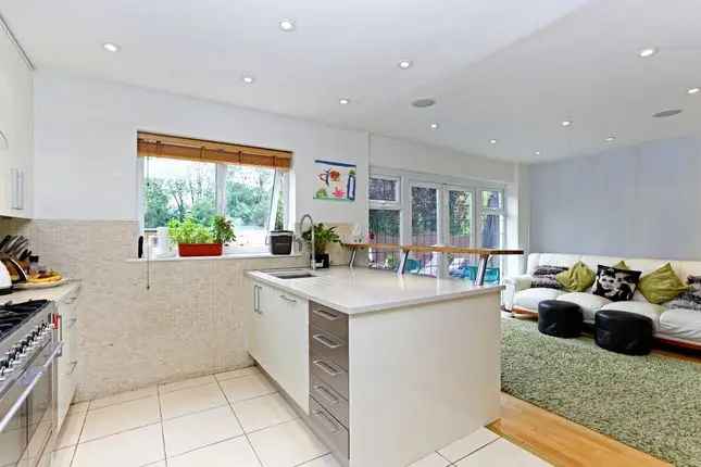 Detached house to rent in Edgwarebury Lane, Edgware HA8