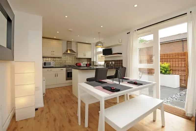 One Double Bedroom Garden Flat near Clapham Junction