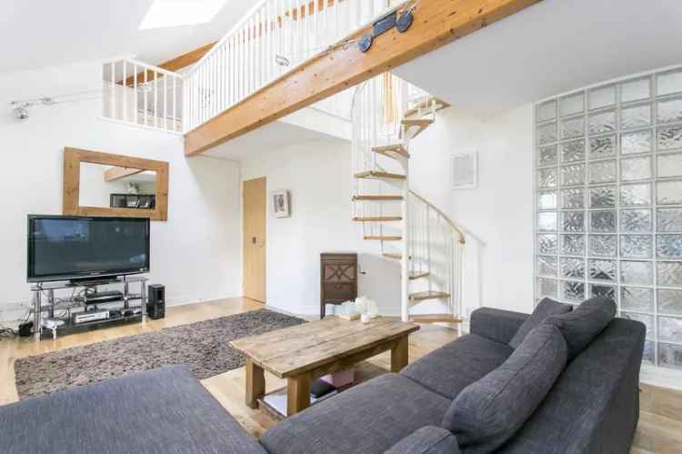 2 Bedroom Flat Apartment in Gowers Walk