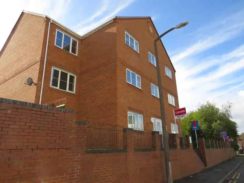 Two Bedroom Apartment Near Oldbury High Street