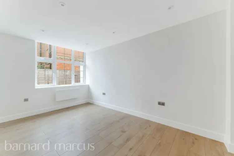 Spacious Two-Bedroom Maisonette with Private Garden
