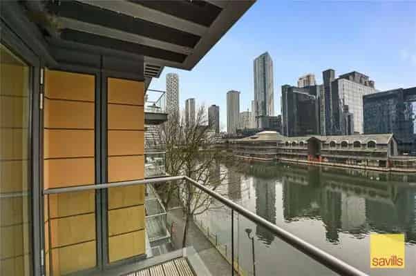Two-Bedroom Apartment Canary Wharf 700 sq ft Modern Development