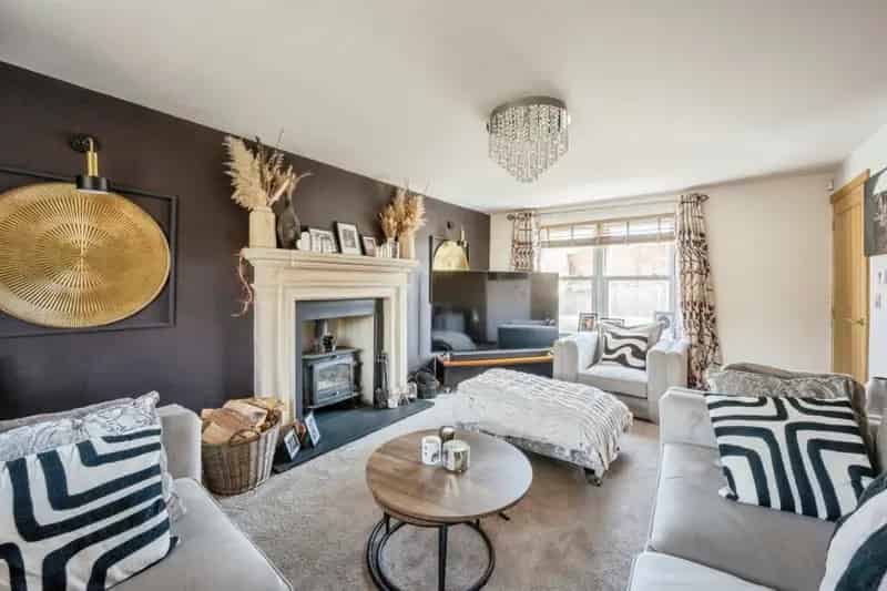 4 Bed 2 Bath House with Garage and Garden