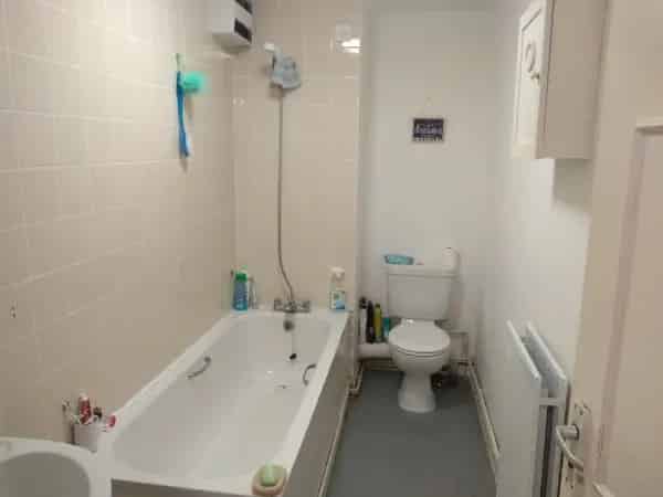 Spacious 2-Bed Flat in Barbican with 3 Storage Rooms and Lift Access