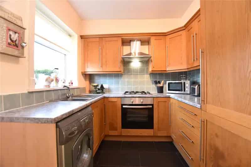 Charming 2-Bedroom Cottage in Rothwell with Off-Street Parking and Garage