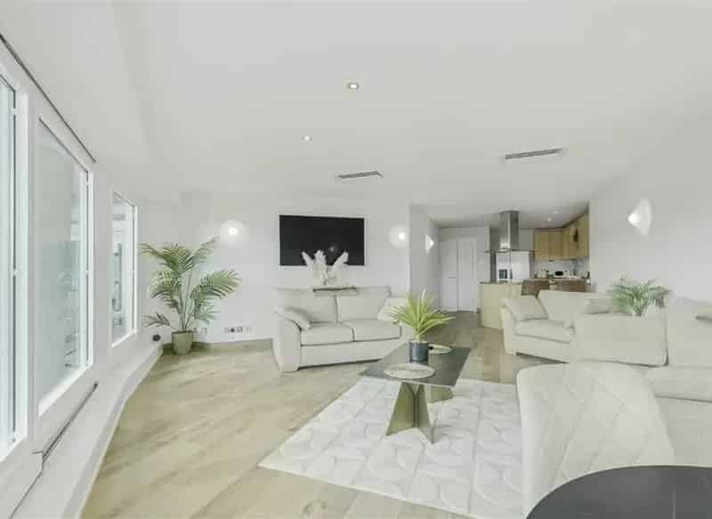 Refurbished River-Facing Home in Wapping with Parking