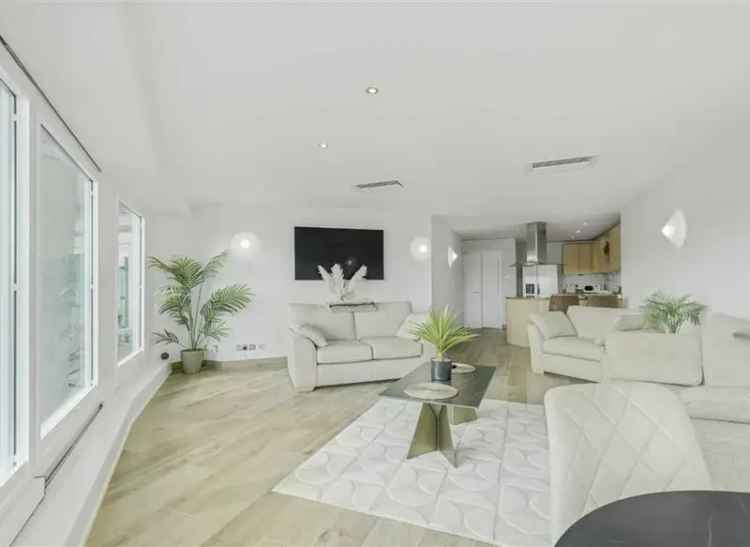 Refurbished River-Facing Home in Wapping with Parking