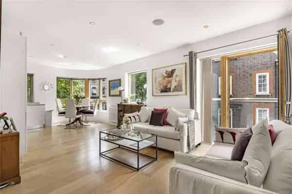Modern 1-Bed Flat with Balcony - City Views