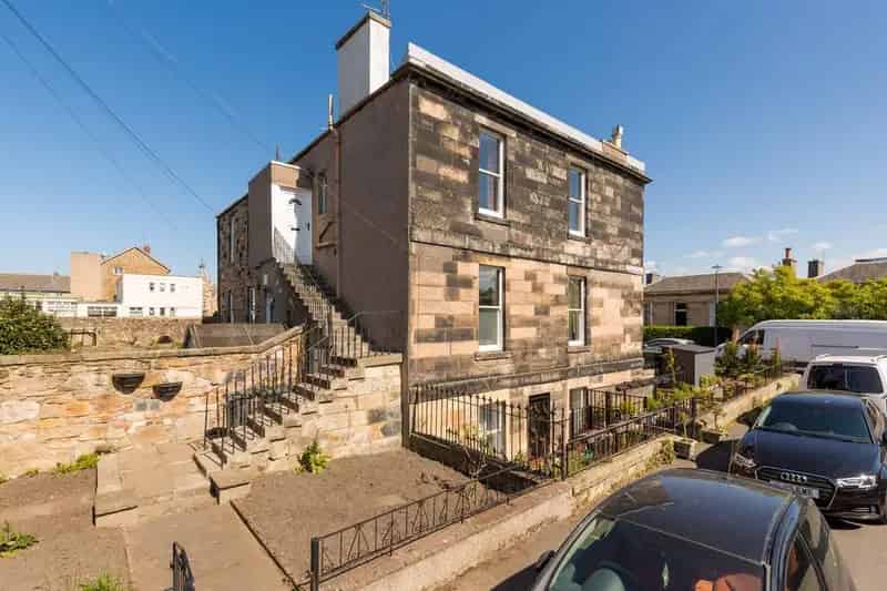 3 bedroom flat for sale
