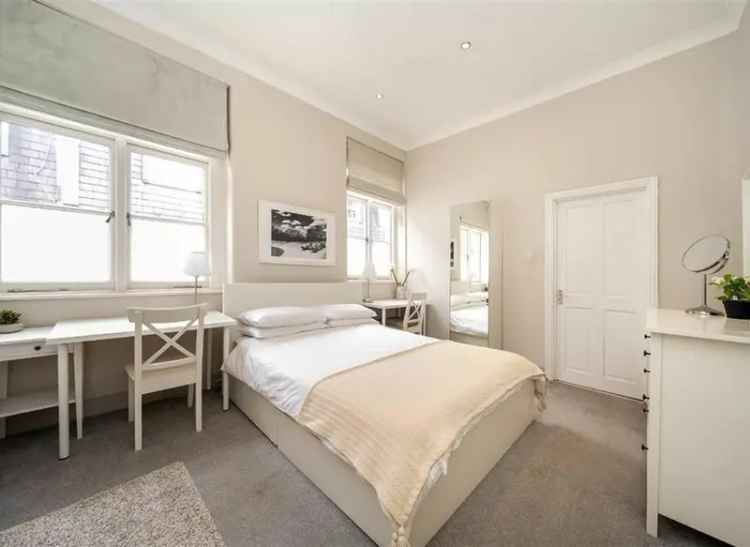 Refurbished 3-Bedroom Mews House Apartment Near Hyde Park