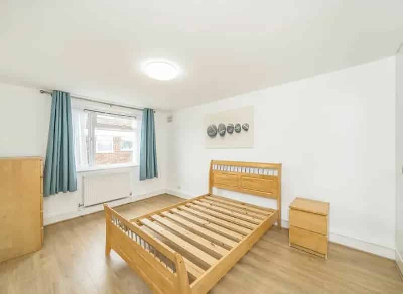 2 Bed Apartment Near Streatham Common  - Gated Development