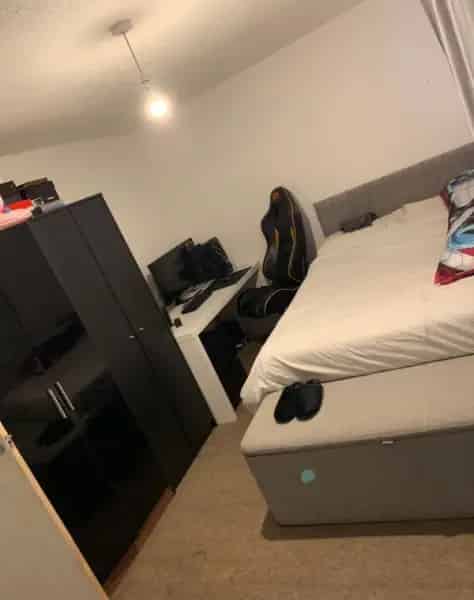 2 Bed House Large Garden New Bathroom Off Street Parking Near Shops Schools