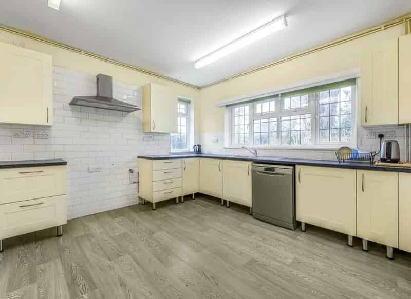 Five Bedroom Detached House in Banstead