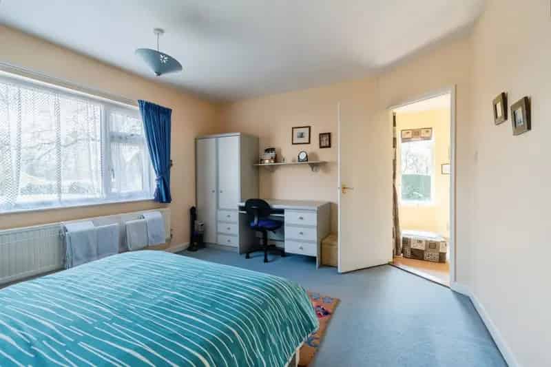 4-Bed Dormer Bungalow with Large Garden and Upstairs Room