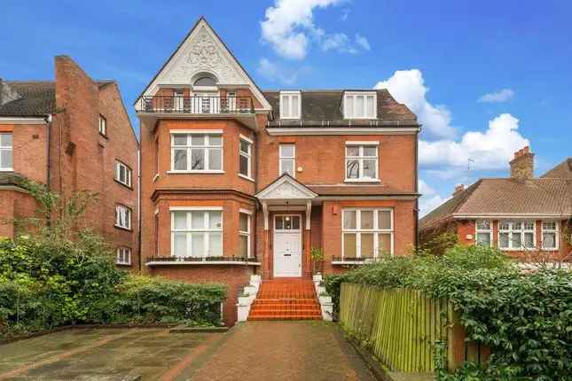 3-Bedroom Flat to Rent in Hampstead NW3 - Stunning Apartment Near Finchley Road Station