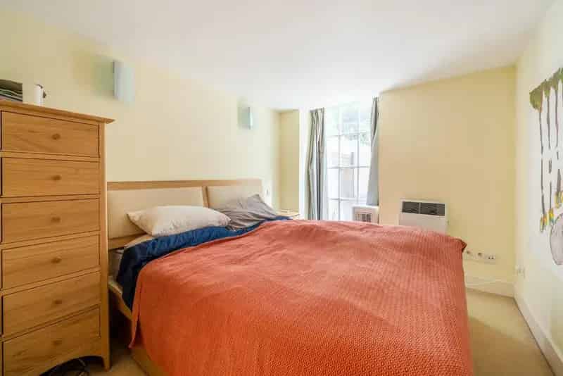 Spacious 3-Bedroom School Conversion Apartment with 2 Gardens