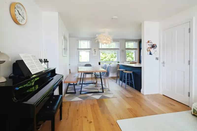 Spacious 3-Bedroom Brighton Apartment Near Station and Beach