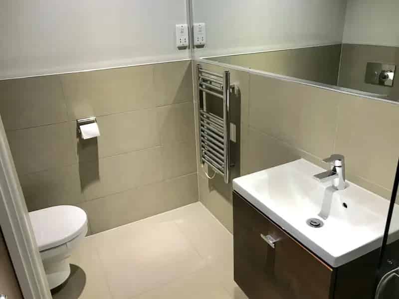 Spacious One-Bedroom Penthouse Apartment in Slough - Zero Deposit Option